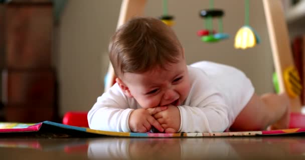 可爱的婴孩在玩垫子地板上 可爱的一岁小孩 — 图库视频影像