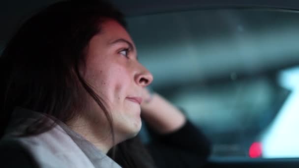 Втомилася Сонна Молода Жінка Позіхання Застрягла Дорозі Всередині Автомобіля — стокове відео