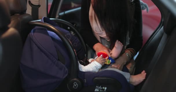 Mother Securing Her Baby Car Seat Car — Vídeo de Stock