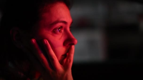 Жінка Зупинилася Червоному Світлі Вночі Місті Червоний Колір Обличчі Дівчини — стокове відео