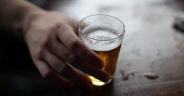 Hämtar Glasöl Nära Håll Person Som Tar Alkoholdryck — Stockvideo
