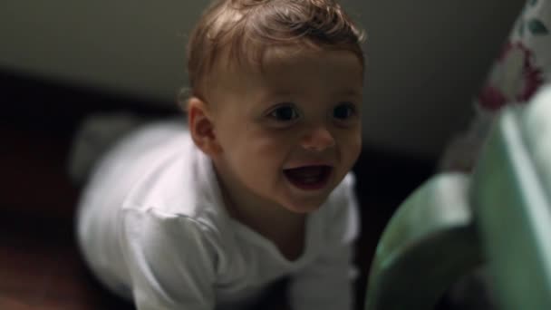 Ευτυχισμένο Χαμογελαστό Μωρό Στο Πάτωμα Του Σπιτιού Κοιτάζοντας Ψηλά Φωτεινό — Αρχείο Βίντεο