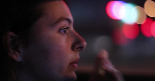 Kobieta Drapiąca Nos Twarz Podczas Jazdy Nocą — Wideo stockowe
