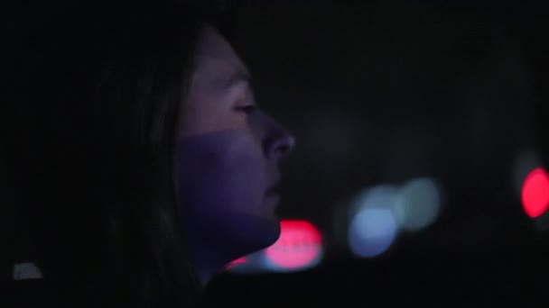 Woman Driving Night City Profile Female Driver Urban Setting — Vídeos de Stock
