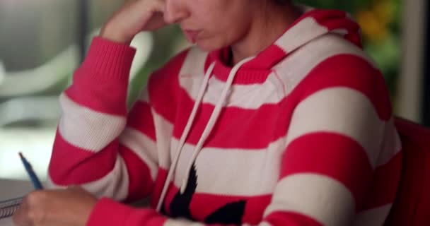 Женщина Студентка Делает Домашнюю Работу Поздно Ночью Перед Компьютером Делает — стоковое видео
