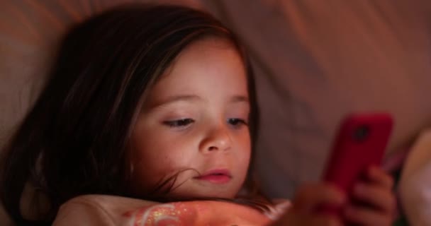 Little Girl Child Using Smartphone Device Kid Playing Cellphone Flashlight — Stockvideo