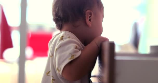 Χαριτωμένο Μωρό Ψάχνει Στο Εσωτερικό Συρτάρι Έπιπλα Στέκεται Βρέφος Την — Αρχείο Βίντεο