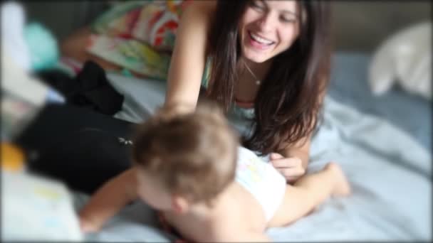 Candid Casual Mother Baby Relationship Bed — ストック動画