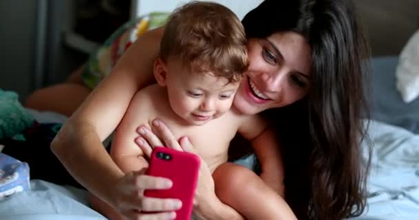 Candid Mother Taking Selfie Infant Baby Bedroom Home — Vídeo de Stock