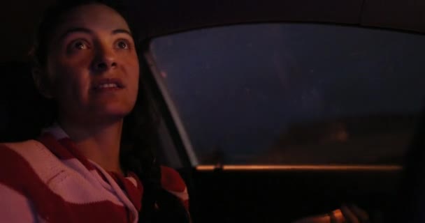Γυναίκα Οδηγός Νύχτα Στην Πόλη Γυναίκα Μιλάει Ενώ Οδηγεί Βράδυ — Αρχείο Βίντεο