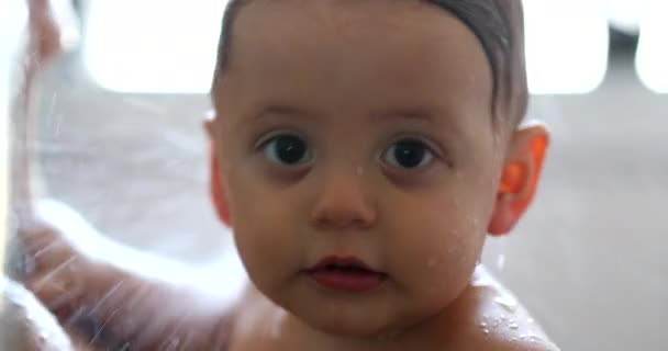 Πορτρέτο Μωρό Μέσα Ντους Γονέας Και Παιδί Πλύσιμο Ντους Σώμα — Αρχείο Βίντεο