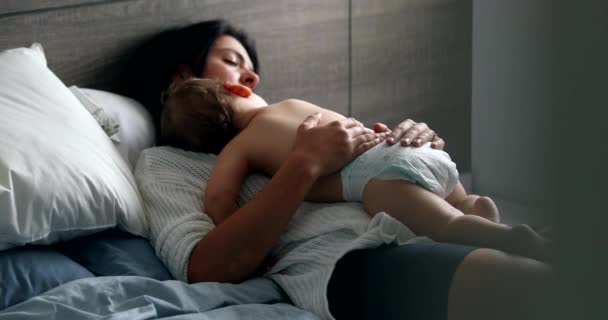 Мати Спить Немовлям Мама Лежить Ліжку Спить Добре Підходить Переходу — стокове відео