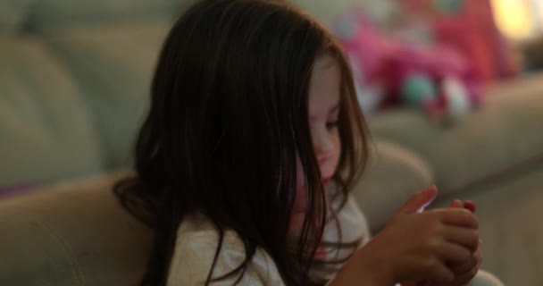 Κορίτσι Παιδί Χρησιμοποιώντας Συσκευή Smartphone Νύχτα — Αρχείο Βίντεο