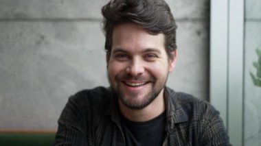 Gülümseyen adam portresi yakından kameraya bakıyor. Sıradan moda yakışıklısı.