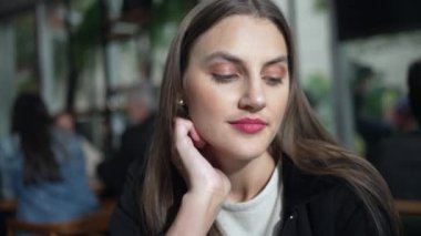 Dalgın genç bir kadın hayal kuruyor. Kafede oturup düşünen düşünceli bir insan. 20 'li yaşlarındaki düşünceli kız kafeteryadaki hayatı düşünüp taşınıyor.