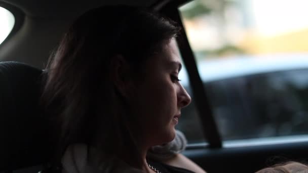 Mother Back Seat Taxi Looking Out Window Daydreaming Breastfeeding Baby — Vídeo de stock