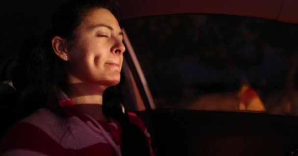 Casual Woman Driving City Night — Vídeo de stock