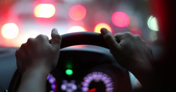 Κοντινά Χέρια Που Κρατούν Τιμόνι Σταματούν Αναμονή Κυκλοφορίας — Αρχείο Βίντεο