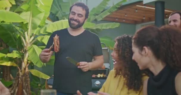 Gelukkig Familie Barbecueën Achtertuin Barbecue Chef Serveert Vlees Aan Vrienden — Stockvideo