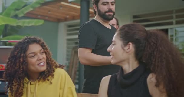 Barbekü Partisinde Bir Grup Mutlu Arkadaş Barbekü Şefi Arkadaşlarına Ailesine — Stok video