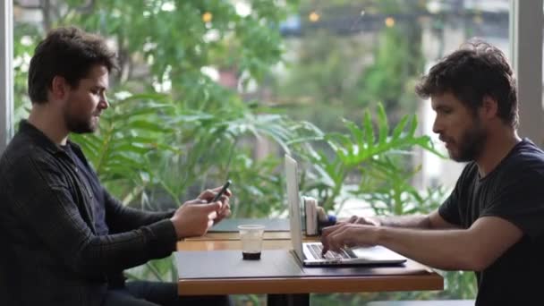 Enskilda Personer Som Använder Laptop Och Smartphone Caféet Varje Person — Stockvideo