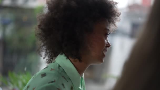 Профіль Афро Американської Жінки Волоссям Афро Розмові Другом Кав Ярні — стокове відео