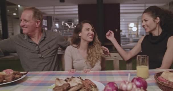 Küçük Kızı Yemek Masasındaki Herkese Olumlu Haber Veriyor Aile Kızı — Stok video