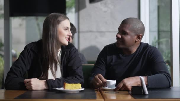 Ett Varierat Par Sittande Caféet Samtal Två Personer Caféet Lyssnar — Stockvideo