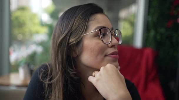 얼굴을 맞대고 스페인젊은 여성의 모습입니다 안경쓴 브라질 — 비디오
