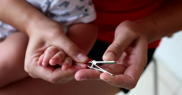 Mother Trimming Baby Hand Nail Clipper — Vídeo de Stock