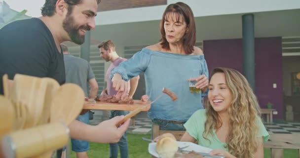 Barbecue Chef Kok Serveert Eten Aan Vrienden Familie Thuis Achtertuin — Stockvideo