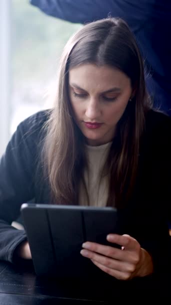 Retrato Una Mujer Joven Navegando Por Internet Dispositivo Tableta Vídeo — Vídeo de stock