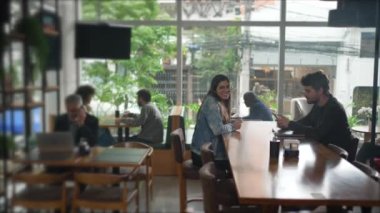 Kafenin içinde insanlarla birlikte. Kafe lokantasında erkek ve kadınlar var.