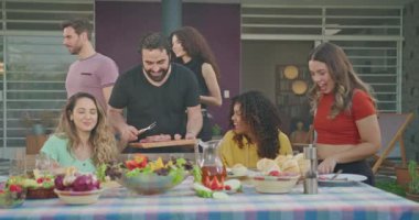 Barbekü şefi arkadaşları ve ailesi için yemek getiriyor. Arka bahçedeki barbekü partisinde aile toplantısı. Barbekü masası. Çeşitli arkadaşlar kutlama için bir araya geldi. Yaz tatili