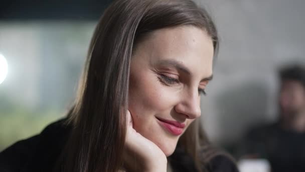 Mutlu Düşünceli Genç Kadın Yüzü Yaşlarda Düşünceli Bir Kız Portresi — Stok video