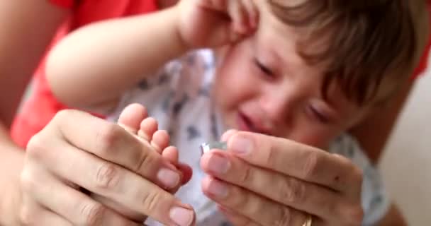 Μητέρα Κόβει Νύχι Του Ποδιού Του Μωρού Κόφτη — Αρχείο Βίντεο