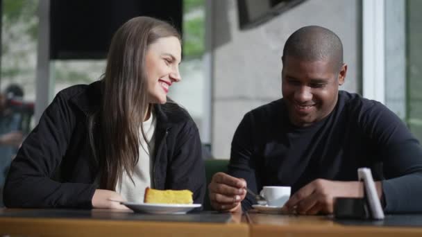 Glada Par Sittande Kaféet Mångsidig Man Och Kvinna Caféet Två — Stockvideo