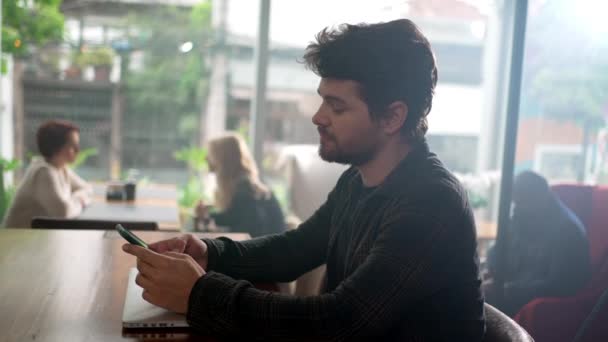 Hombre Joven Usando Dispositivo Teléfono Inteligente Dentro Cafetería Persona Mirando — Vídeo de stock