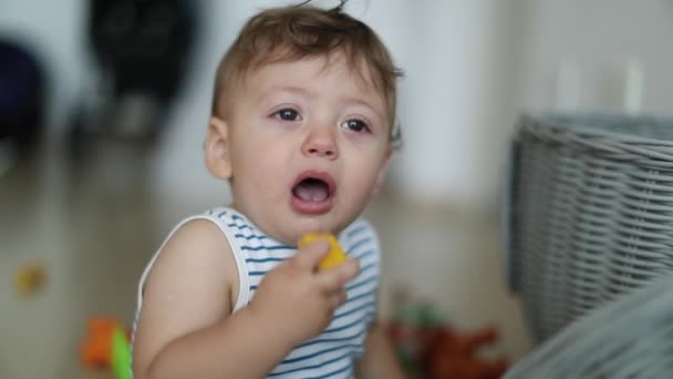 Δακρύβρεχτο Μωρό Αναστατωμένο Ένα Χρόνο Μικρό Αγοράκι Παιχνίδι Στο Στόμα — Αρχείο Βίντεο