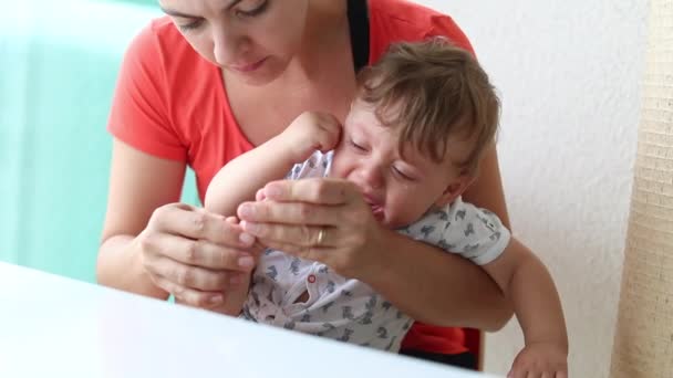 Μητέρα Κόβει Νύχι Του Μωρού Νήπιο Κλάμα — Αρχείο Βίντεο
