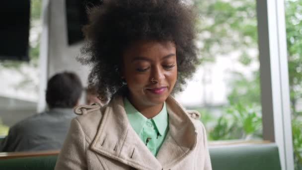 Una Mujer Negra Feliz Revisando Teléfono Cafetería Sonriente Chica Afroamericana — Vídeos de Stock
