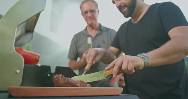 Człowiek Krojący Mięso Grillu Szef Kuchni Przygotowuje Jedzenie Dla Rodziny — Wideo stockowe