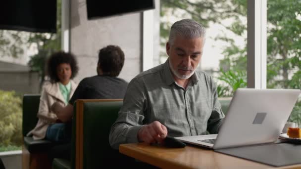 Anciano Jalá Cafetería Comprobando Dispositivo Teléfono Inteligente Sentado Restaurante Cafetería — Vídeos de Stock