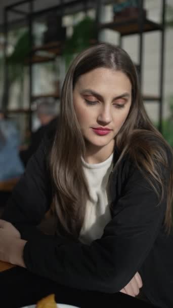 Portret Zamyślonej Młodej Kobiety Kawiarni Medytacyjna Dziewczyna Latach Tych Marzy — Wideo stockowe
