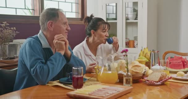 Filha Adulta Tomando Café Manhã Com Seus Pais Família Mesa — Vídeo de Stock