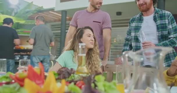 Barátok Isznak Esznek Egy Kerti Grillpartin Boldog Emberek Sörrel Ünnepelnek — Stock videók