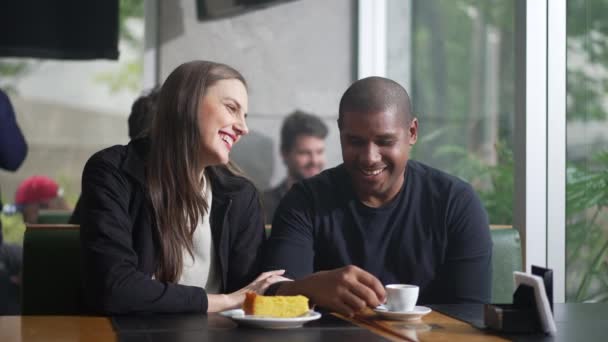 Разнообразные Пары Взаимодействия Сидят Кофейне Два Человека Разговоре Кафе Ресторане — стоковое видео