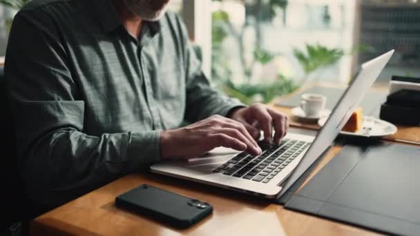 Zbliżenie Biznesmen Ręce Wpisując Klawiaturze Laptopa Pracy Zdalnie Kawiarni — Wideo stockowe