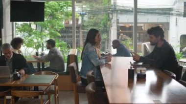 Kahve dükkanındaki insanlar sohbet ediyorlar. Cafe restoranındaki gizli kadın ve erkekler..