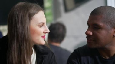 Çeşitli çiftler kahve dükkanında oturmuş konuşmaları dinliyorlardı. Lokantada iki kişi.